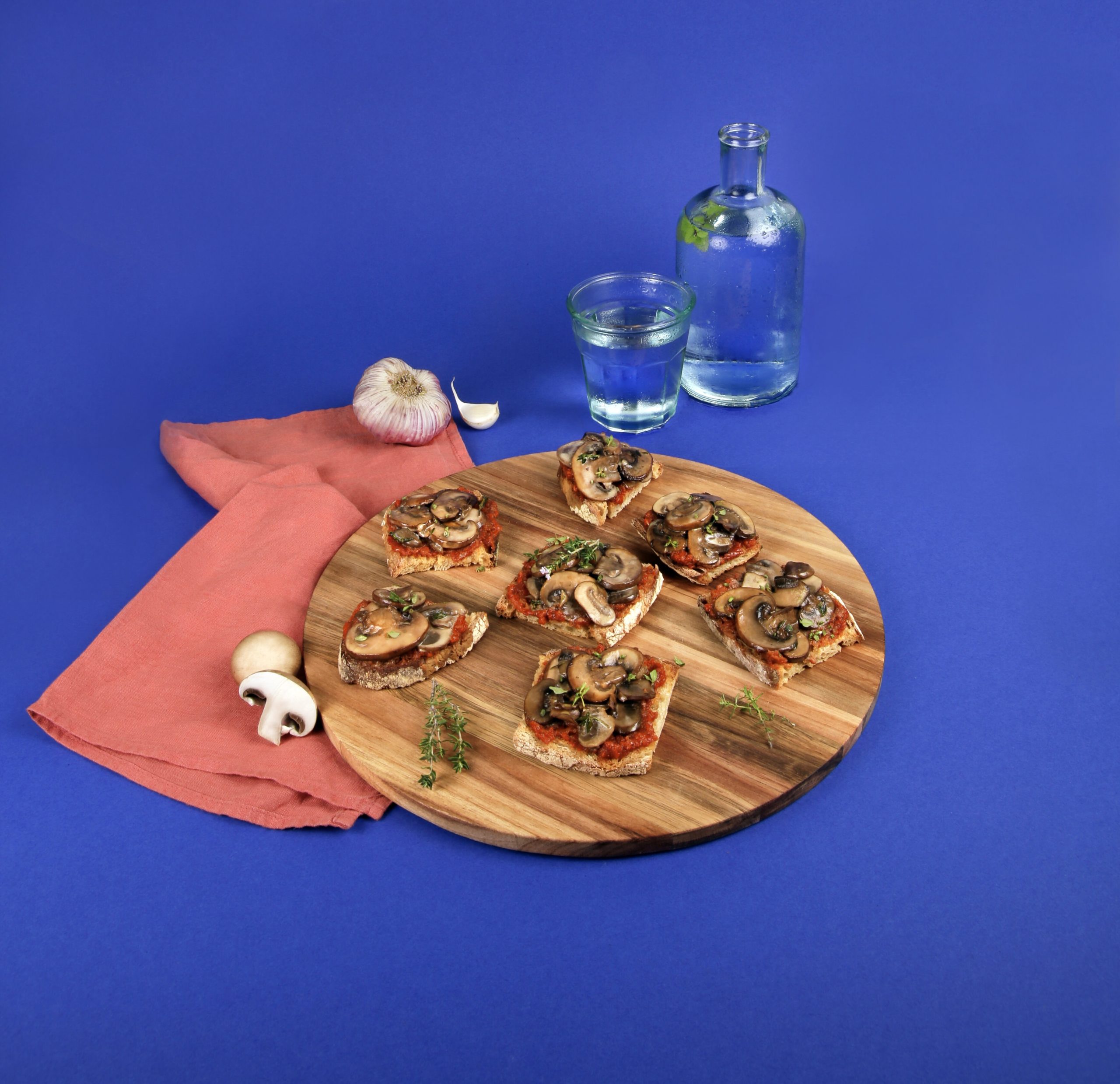 Funghi all'aglio su crostino di lievito madre - European Mushrooms