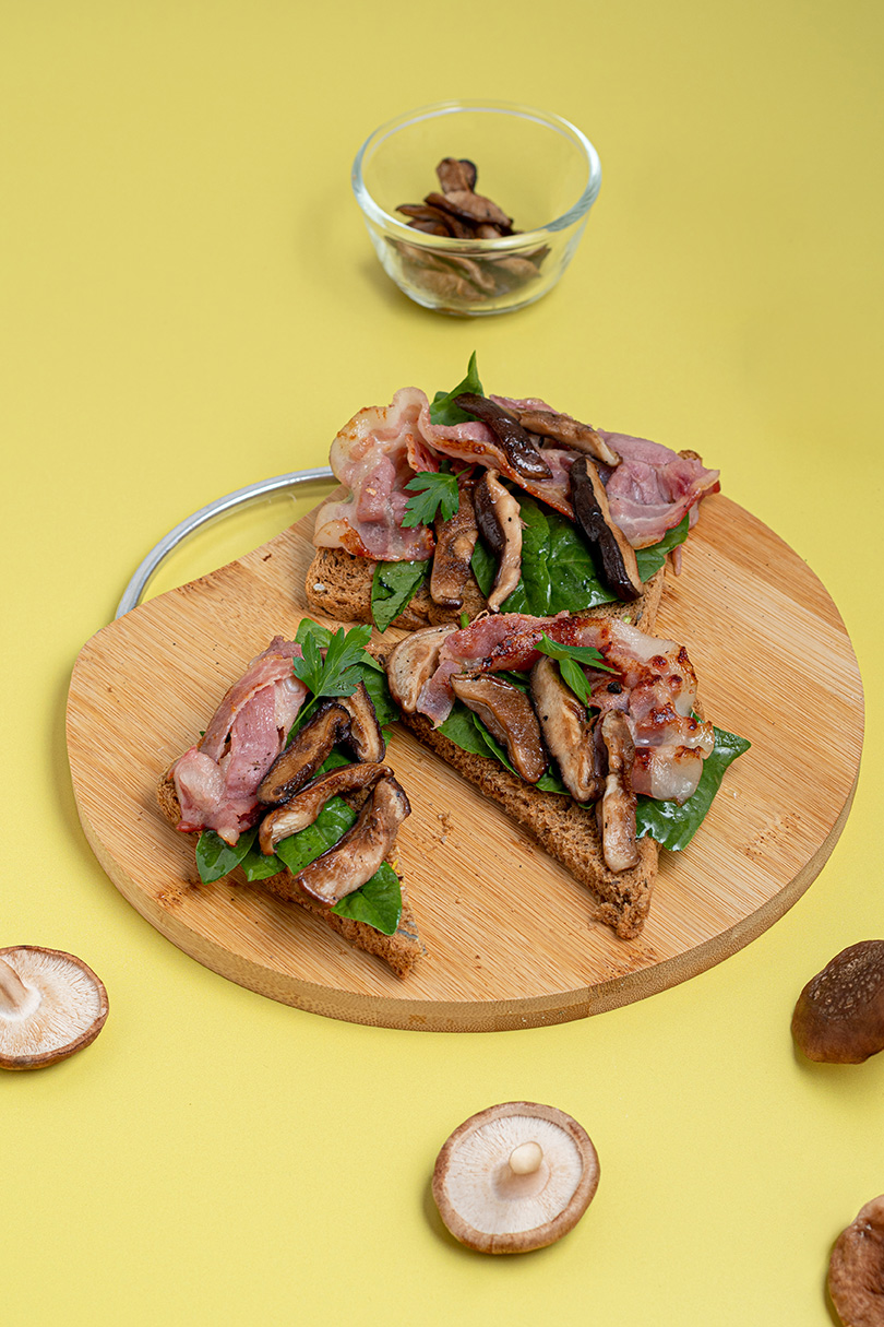 A04_Mushrooms-with-Balsamic-vinegar,-Bacon-on-Spelt–Bread